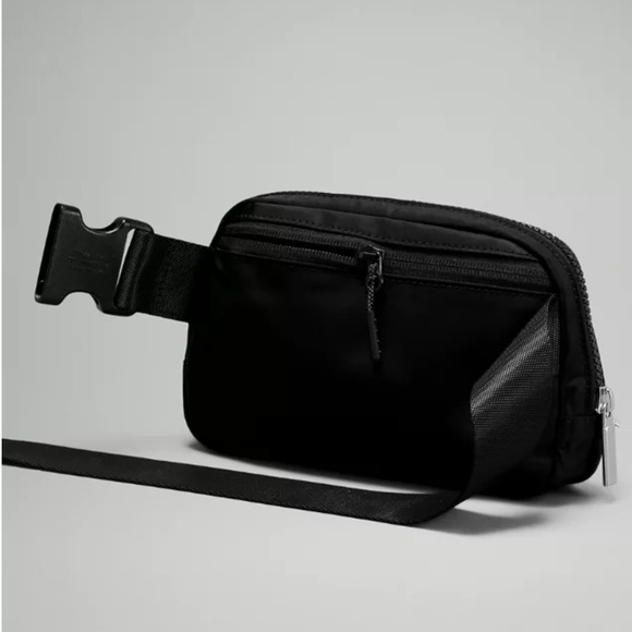 New in Package! Lululemon Everywhere Belt Bag Black EBB Fanny Pack NWT - Picture 4 of 8